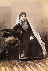 Donna armena circondata da manufatti tessili, alla fine del XIX secolo.